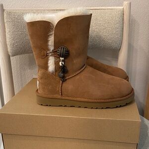 Brand new UGG Briana shearling boots in chestnut size 6